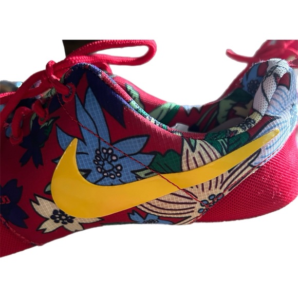 WOMENS NIKE ROSHE RUN ALOHA HAWAIIAN PRINT RED SAIL - Picture 4 of 8